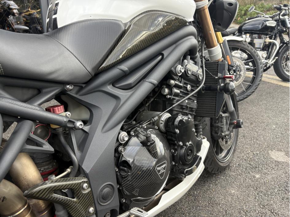TRIUMPH SPEED TRIPLE 1050