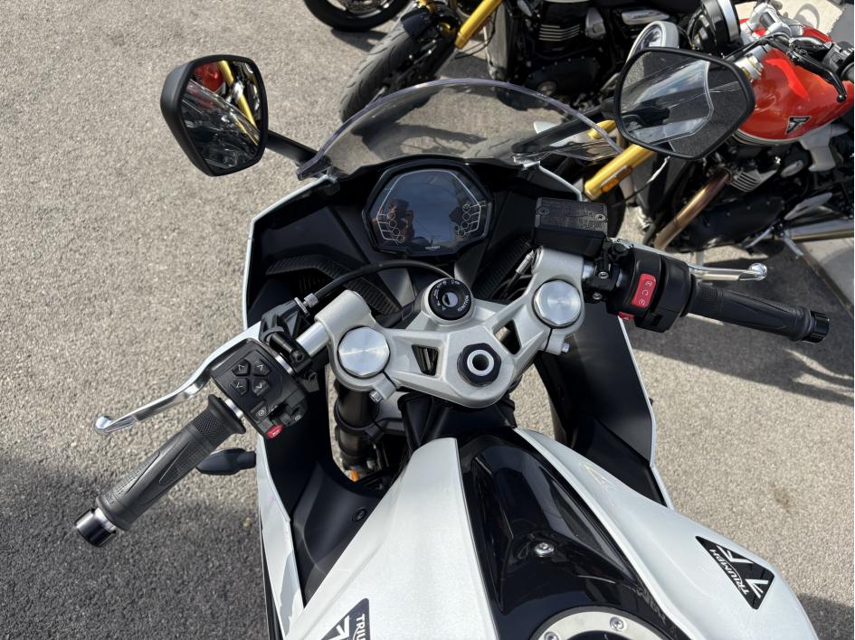 TRIUMPH DAYTONA 660 A2